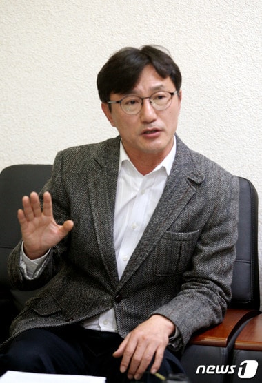 권택기 새누리당 전 국회의원이 26일 경북 안동시청에서 기자간담회를 갖고 신도청 시대를 있는 안동과 예천 등 3대축 상생발전위원회를 구성하자고 제의하고 있다. 2015.11.26/뉴스1ⓒ News1