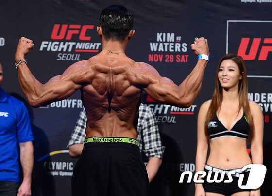 27일 오후 서울 송파구 올림픽공원 체조경기장에서 열린 'UFC 파이트 나이트 서울' 기자회견 및 계체량에서 추성훈이 포즈를 취하고 있다. 한국 최초로 열리는 UFC 파이트 나이트 서울은 28일 올림픽 체조경기장에서 개최된다. 2015.11.27/뉴스1 ⓒ News1 임세영 기자