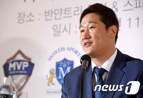 일본시리즈 MVP 이대호(33.소프트뱅크)가 3일 오전 서울 장충동 반얀트리 클럽 앤 스파 서울에서 열린 귀국 및 향후 거취 기자회견에서 취재진을 질문에 답하고 있다. 2015.11.03/뉴스1 ⓒ News1 이동원 기자