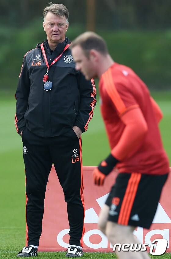 325분 무득점에 빠져있는 맨체스터 유나이티드의 루이스 판 할 감독(왼쪽)과 웨인 루니. ⓒ AFP=News1