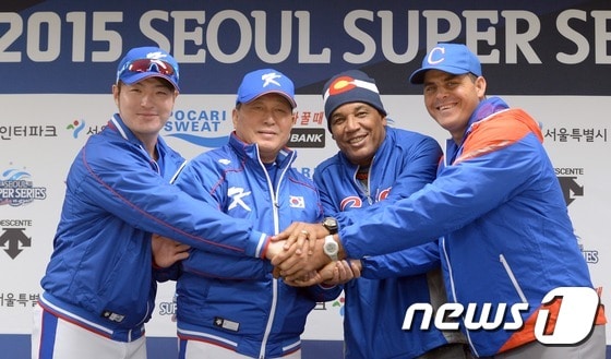 프리미어12 한국 야구 대표팀 박병호, 김인식 감독, 쿠바 대표팀 빅토르 메사 감독, 요스바니 토레스(왼쪽부터)가 3일 오후 서울 굴구 고척스카이돔에서 열린 2015 서울 슈퍼시리즈 기자회견에서 손을 맞잡고 웃고 있다. ⓒ News1 양동욱 기자