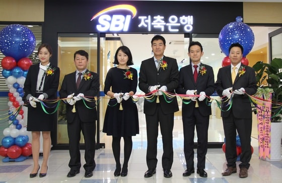 3일 경기도 수원시 수원지점 개소식에 참석한 나카무라 히데오 대표이사(오른쪽 세번째) 등 참석자들이 기념촬영을 하고 있다.(SBI저축은행 제공)