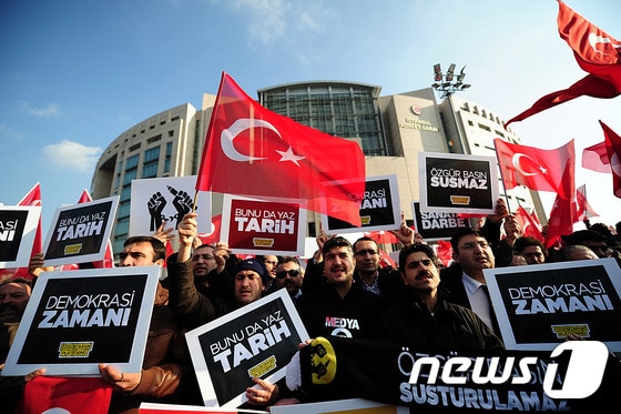 반정부 터키 지도자 폐툴라 귤렌을 지지하는 터키 언론사 기자들이 '자유언론은 침묵하지 않는다'는 피켓을 들고 반정부 언론을 탄압하는 정부에 맞서 시위를 벌이고 있다. ⓒ AFP=뉴스1