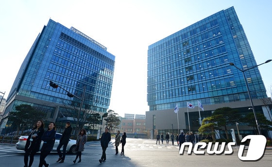 30일 개원한 서울 서초구 우면동 삼성전자 서울R&D캠퍼스에서 직원들이 점심식사를 하기 위해 나서고 있다. R&D 캠퍼스에 입주한 인력들은 이날부터 정식 근무를 시작해 디자인과 소프트웨어 등을 집중 연구한다. 2015.11.30/뉴스1 ⓒ News1 박세연 기자