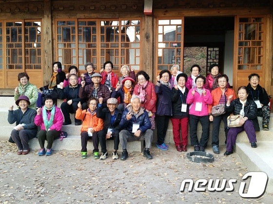 서울 도봉구가 실시중인 역사문화시설 탐방 중 간송 전형필 가옥을 둘러본 참가자들이 기념촬영을 하고 있다.(도봉구 제공)ⓒ News1