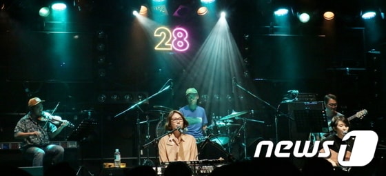 ‘제2회 마이 리얼 콘서트(MY REAL CONCERT) 공모전’에서 '여름홍시'가 기획한 공감콘서트 '화려한 나이, 28'에서 그룹 옥상달빛이 공연하는 모습 . 사진-한콘진 ⓒ News1