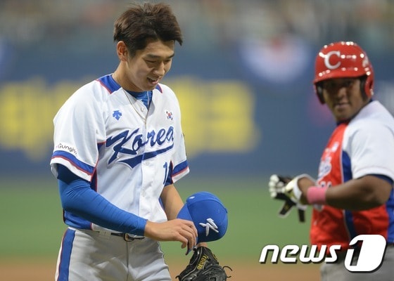 4일 오후 서울 구로구 고척스카이돔에서 열린 2015 서울 슈퍼시리즈 대한민국과 쿠바의 경기에서 4회초 교체된 한국 대표팀 투수 이대은이 무실점으로 이닝을 마친 뒤 옅은 미소를 짓고 있다. 2015.11.4/뉴스1 ⓒ News1 양동욱 기자