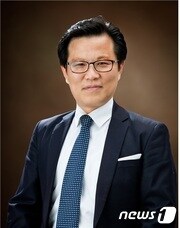 윤석헌 원광보건대학교 교무팀장이 '2015년 전문 대학 우수직원'으로 선정돼 교육부장관 표창을 받았다.ⓒ News1