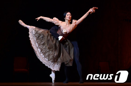 강수진 국립발레단 예술감독이 11월 5일 오후 서울 서초구 예술의전당 오페라극장에서 열린 '오네긴' 프레스 리허설에서 연기를 선보이고 있다. 오네긴은 강 감독의 국내 은퇴작으로 강 감독은 내년 7월 22일 독일 슈투트가르트 무용단 은퇴 공연을 끝으로 예술감독으로서 국립발레단 운영에만 집중할 계획이다.  ⓒ News1 신웅수 기자