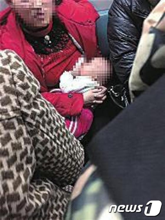 한 여성이 지하철에서 모유를 수유하고 있는 장면을 찍은 사진이 확산되면서 이를 둘러싸고 논란이 가중됐다. (사진출처:환구망)ⓒ뉴스1