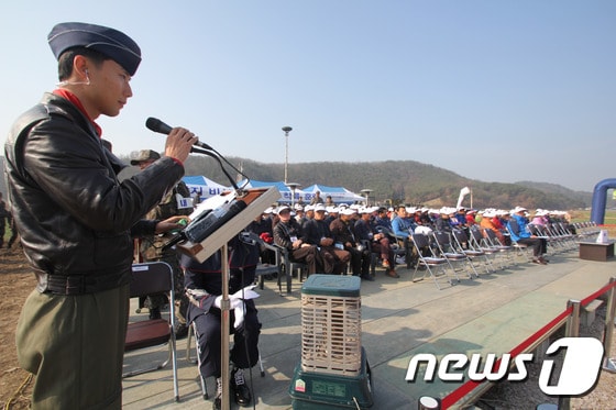 1일 남지 비상활주로에서 항공기 이 착륙 훈련을 위한 창녕군 남지, 도천면 주민들이 참석한 가운데 훈련이 진행됐다.2015.12.01/뉴스1 ⓒ News1 이철우기자
