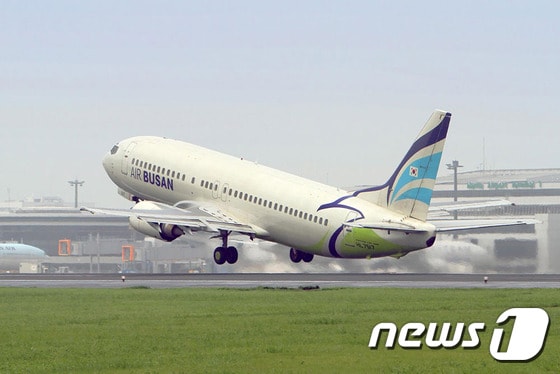 에어부산은 12월 11일부터 금요일과 일요일 부산~서울 노선 마지막 운항을 1회씩 증편한다. 사진 출처/ 에어부산 페이스북 ⓒ News1travel