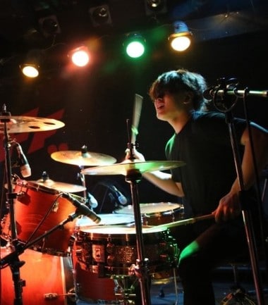 전국비둘기연합의 드러머 박영목. 허벅지만큼 굵은 팔뚝으로 탐과 스네어를 수시로 찢어먹음.