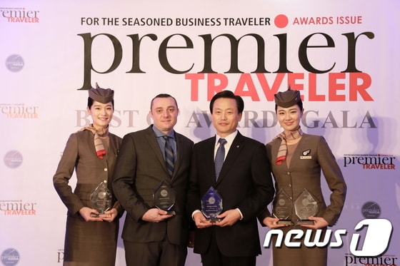 지난 10일(현지시각) LA 소피텔 호텔에서 열린 '프리미어 트래블러 베스트 오브 2015 어워드' 시상식에서 아시아나항공 김이배 미주지역본부장(오른쪽 두번째), 프리미어 트래블러 CEO 제이크 포터(Jake Porter, 오른쪽 세번째) 및 아시아나항공 승무원이 기념촬영을 하고 있다ⓒ News1