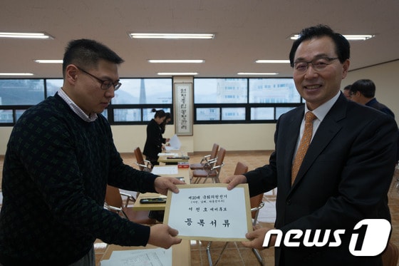 서천호(54) 전 국정원 2차장은 15일 사천·남해·하동 선거구 새누리당 예비후보 등록을 했다..ⓒ News1