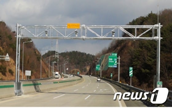 부산지방경찰청이 계획중인 부산울산고속도로 구간단속카메라가 설치구간 중 종료지점인 청량IC (부산지방경찰청 사진 제공)ⓒ News1