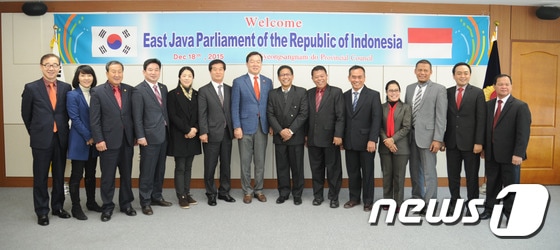 김윤근 경남도의회 의장(왼쪽 일곱번째)이 18일 도의회를 방문한 인도네시아 동자바주의회 압둘 할림이스깐다르 의장 일행을 접견한 뒤 기념사진을 찍고 있다.(경남도의회 제공)2015.12.18./뉴스1 ⓒ News1 남경문 기자