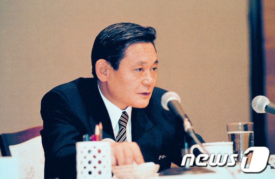고 이건희 삼성전자 회장이 1993년 6월 7일 독일 프랑크푸르트 켐핀스키호텔에서 삼성 임원진들에게 '신경영' 구상을 밝히고 있다. (삼성전자 제공)2020.10.25/뉴스1