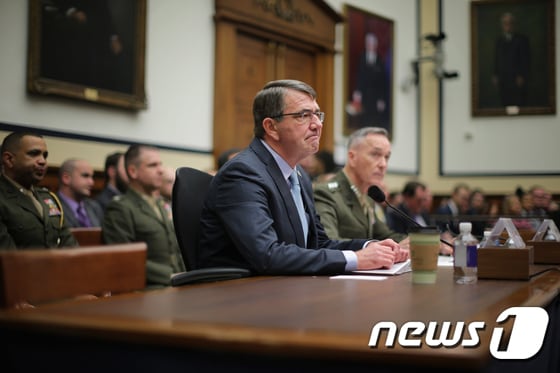 애슈턴 카터 미국 국방장관이 1일(현지시간) 미국 하원 군사위원회 청문회에 출석했다. ⓒ AFP=뉴스1