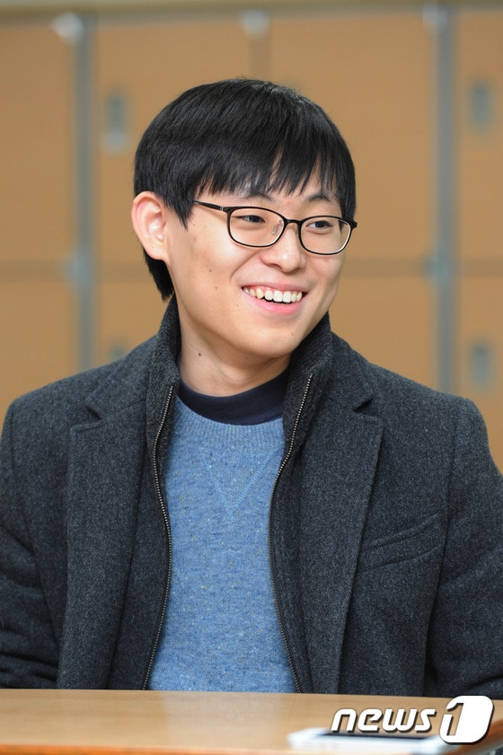 충북지역 유일한 대학수학능력시험 만점자인 청주 세광고등학교 3학년 서장원(19)군이 2일 오후 뉴스1과의 인터뷰에서 만점 비결을 소개하고 있다. 2015.12.2/뉴스1 ⓒ News1 김용빈 기자