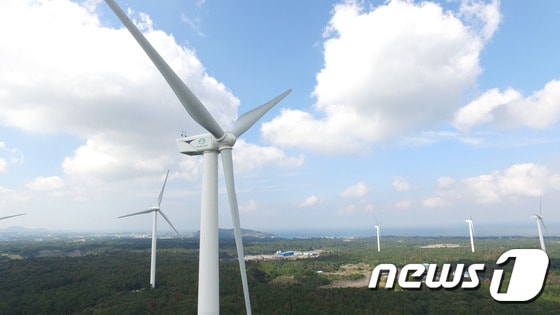제주에너지공사가 운영중인 제주 동복북촌풍력발전단지 전경. / 뉴스1
