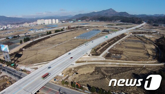 영호남을 잇는 왕복 2차로 88올림픽고속도로가 7년여 동안의 확장공사를 마치고 22일 공식 개통한다. '광주∼대구 간 고속도로'란 새 이름으로 개통식을 앞두고 있는 고속도로는 4차로 확장 개통된다사 진은 경남 거창군 거창IC부근의 '광주∼대구 간 고속도로' (거창군 제공) 2015.12.21./뉴스1 ⓒ News1 이철우 기자