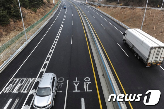 21일 오후 전북 남원시 지리산IC 인근 광주대구고속도로(옛 88올림픽고속도로)를 이용하는 차량들이 넓어진 도로에서 여유롭게 주행을 하고 있다. 광주대구고속도로는 왕복 2차로에서 왕복 4차로로 확장됐다 2015.12.21/뉴스1 ⓒ News1 황희규 기자