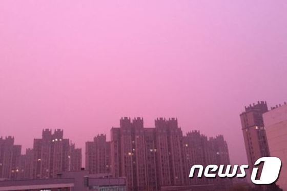 22일(현지시간) 중국 난징 하늘에 발생한 붉은색 스모그. (사진출처=관찰자망)ⓒ 뉴스1