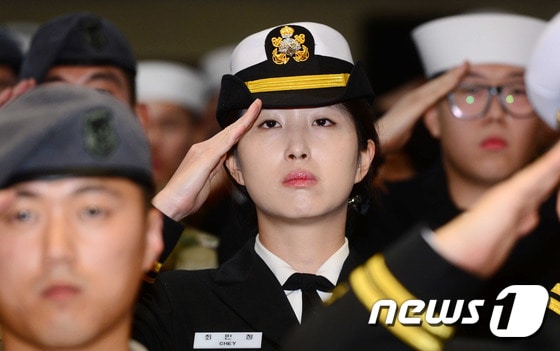 최태원 SK그룹 회장 차녀 최민정 해군 중위가 청해부대 19진으로 소말리아 아덴만 파병 임무를 무사히 마치고 귀국한 후 23일 해군작전사령부 부산기지에서 열린 입항 환영식에 참석해 귀국신고를 하고 있다. 2015.12.23/뉴스1 ⓒ News1 이승배 기자