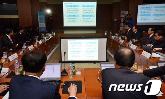 23일 오후 서울 여의도 한국거래서에서 정찬우 금융위원회 부위원장을 비롯한 금융감독원과 한국거래소 관계자들이 기업의 공시 생산비용을 감축하도록 지원하는 기업공시 종합지원시스템 케이클릭(K-CLIC) 서비스를 시연하고 있다. 2015.12.23/뉴스1 ⓒ News1 손형주 기자