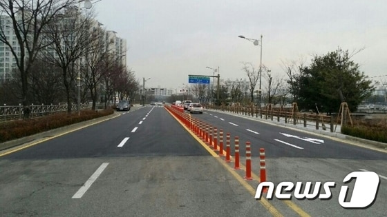 전북 전주시가 무단횡단 등 사고 위험이 높은 도로를 안전하게 바꾸기 위한 '교통사고 잦은 곳 개선사업'에 국비 3억6500만원 등 총 7억5000만원을 투입한다. 전주도로공사 현장. /뉴스1