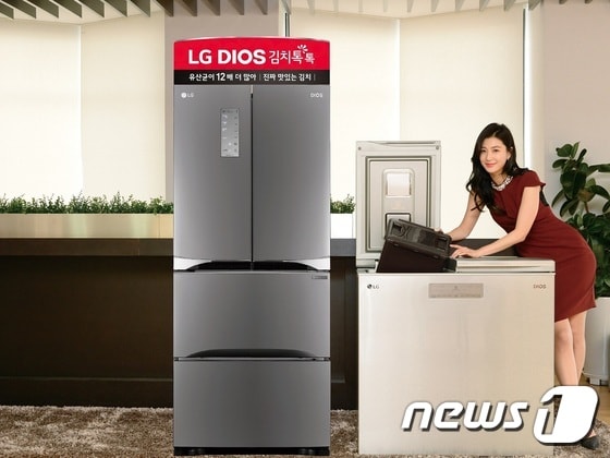 LG전자는 26일 기존의 '디오스 김치톡톡' 모델의 디자인을 강화한 405리터 스탠드형(모델명: K415SB15)과 219리터 뚜껑식(모델명: K225SA15S)을 출시한다고 밝혔다.ⓒ News1
