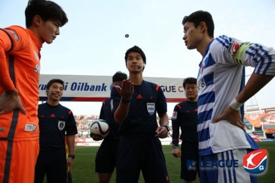 김종혁(가운데) 심판 외 2명이 국제축구연맹(FIFA)이 선정하는 월드컵 예비 주심 명단에 이름을 올렸다. (한국프로축구연맹 제공) ⓒ News1