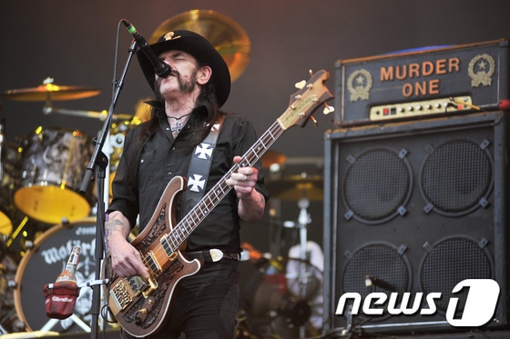 지난 7월 안산M록밸리페스티벌에서 공연을 펼치고 있는 모터헤드 레미 킬미스터(CJ E&M 제공) 2015.7.26. 뉴스1/ⓒ News1