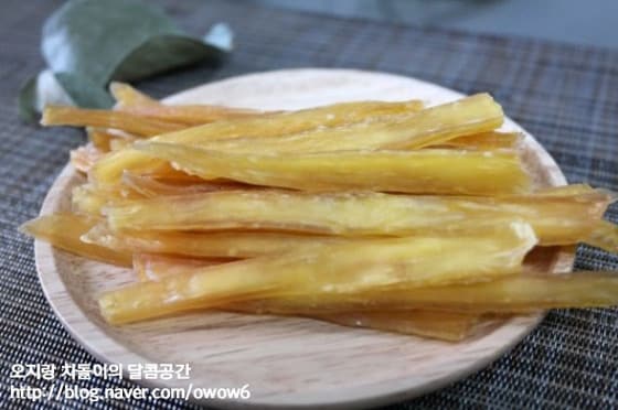 일명 '소 떡심 껌'으로 불리는 '소 힘줄 껌'은 강하고 질긴 콜라겐 섬유가 풍부하며 관절건강에 도움이 되기 때문에 이갈이 시기의 반려동물에게 지급하면 도움이 된다.(정보 및 사진 네이버 블로거 '오지랑 차돌이의 달콤공간' 제공) ⓒ News1