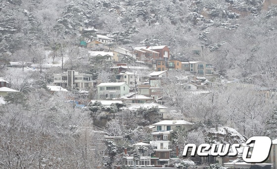 서울 종로구 부암동 인근 주택가의 눈 풍경. 2015.12.3/뉴스1 ⓒ News1 양동욱 기자