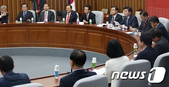 새누리당 원유철 원내대표가 4일 서울 여의도 국회에서 열린 원내대책회의에서 모두발언을 하고 있다. 2015.12.4/뉴스1 ⓒ News1 오대일 기자