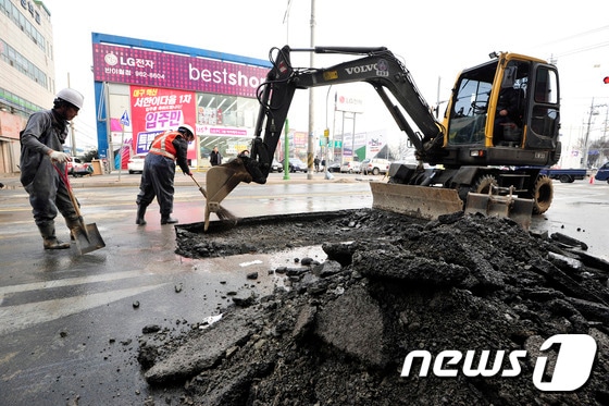 1대구시 상수도 본부와 시설관리공단 관계자들이 포크레인을 동원해 긴급복구 작업을 하고 있다. &#40;사진은 기사 내용과 무관함&#41; ⓒ News1 DB