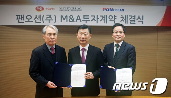 사진 왼쪽부터 김유식 팬오션 부회장, 김홍국 하림그룹 회장, 정장근 JKL파트너스 대표. ⓒ News1 