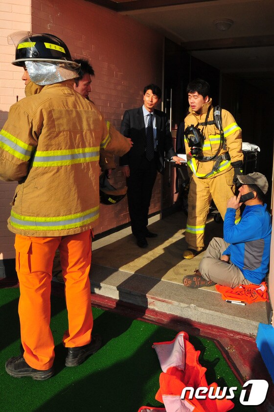 14일 오후 3시15분께 경북 경주시 마동 코오롱호텔 지하 1층에서 보온단열재 교체작업 도중 다량의 이산화탄소가 누출돼 근로자 1명이 숨지고 6명이 부상했다. 출동한 119구조대원들이 부상자 이송을 준비하고 있다. ⓒ News1 최창호 기자