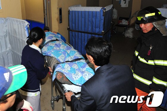 14일 오후 3시15분쯤 경북 경주시 마동 코오롱 호텔 지하 1층에서 보온제 교체 작업 중 다량의 CO2 가스가 누출돼 이를 흡입한 근로자 7명 중 1명이 사망하는 사건이 발생했다. 119구조대원들이 근로자를 병원으로 이송하고 있다. 2015.2.14/뉴스1 ⓒ News1 최창호 기자
