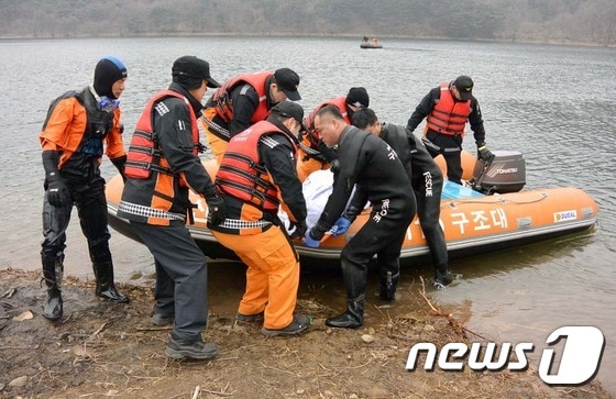 15일 서산소방서 119 구조대가 산수저수지서 일본인 유학생 야마다 사토시씨의 사체를 인양하고 있다ⓒ News1