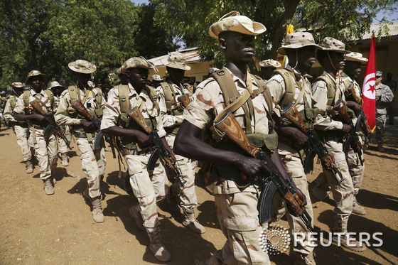 이슬람 무장단체 보코하람 격퇴를 위해 투입된 차드군이 행진하고 있다. ⓒ 로이터=뉴스1