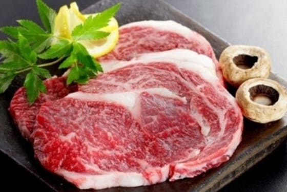 이슬람교도들은 종교적 이유로 돼지고기를 먹지 않는다.