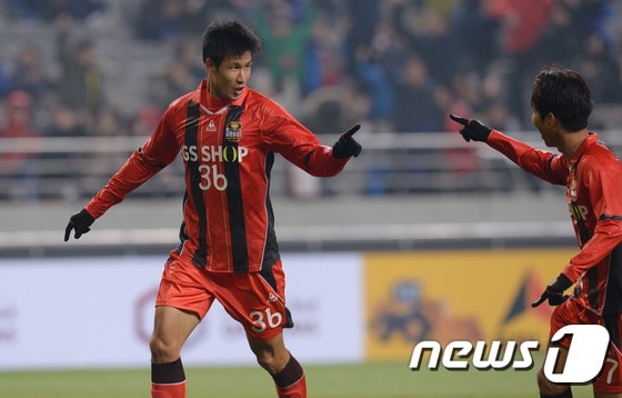 FC서울 정조국이 17일 서울월드컵경기장에서 열린 ACL 플레이오프 하노이와의 경기에서 득점을 터트린 뒤 환호하고 있다. (FC서울 제공) ⓒ News1