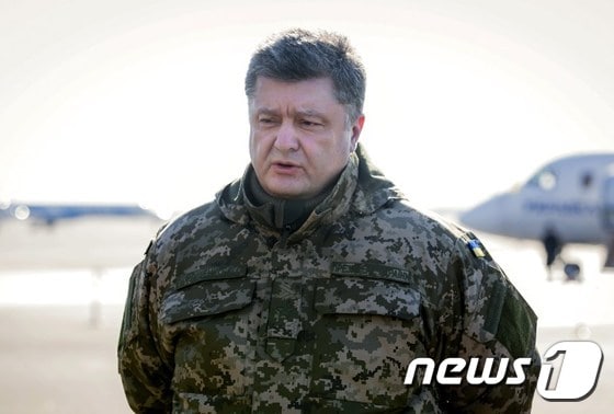 페트로 포로셴코 우크라이나 대통령이 18일(현지시간) 군복을 입은 모습으로 친러 분리주의 반군과의 격전지 데발체베에서 정부군을 철수시켰다는 발표를 하고 있다.ⓒ AFP=뉴스1