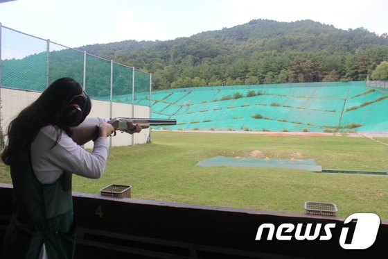 창원국제사격장에서 한 여성이 클레이사격을 즐기고 있다. ⓒ News1