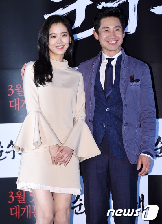 24일 오후 서울 왕십리 CGV에서 열린 영화 "순수의 시대"(감독 안상훈) 언론시사회에 참석한 배우 강한나(왼쪽)와 신하균 ⓒ News1 권현진 기자