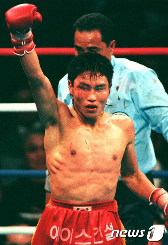 전 WBA슈퍼페더급 챔피언 최용수(43)가 현역 복귀를 결정했다.사진은 1996년 1월 미타니 야마토 (일본)와의 타이틀 방어전에서 승리를 거둔 당시의 모습. ⓒ AFP=News1