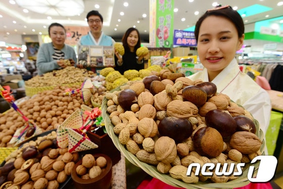정월대보름날 행하는 부럼에는 어떤 의미가 담겨 있을까. ⓒ News1 민경석 기자